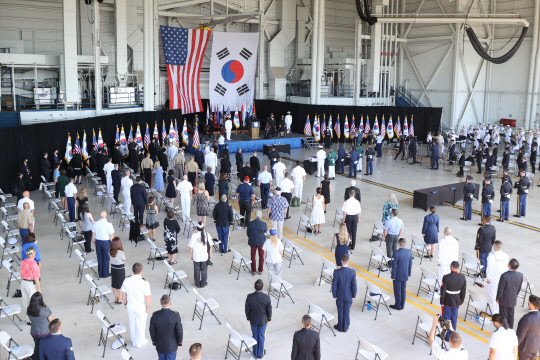 22일(현지시각) 미국 히캄 공군기지 19번 격납고에서 문재인 대통령 내외가 참석한 가운데 한미 유해 상호 인수식이 열리고 있다.   연합뉴스